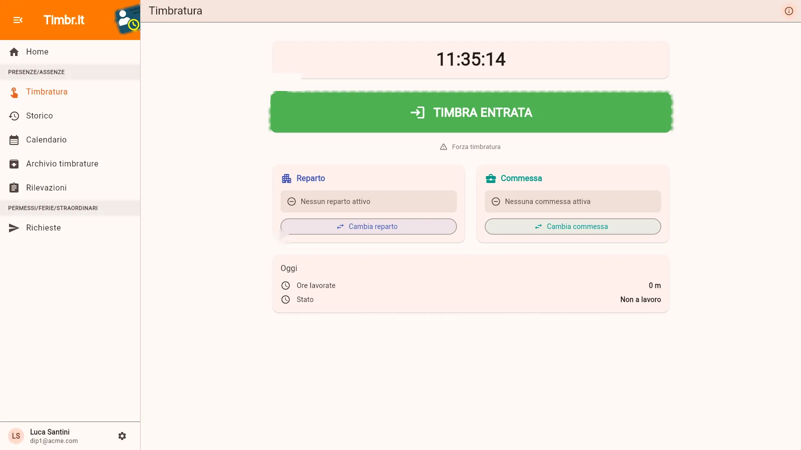 La pagina di timbratura: un orologio, il pulsante Timbra entrata, i riquadri per cambiare reparto o commessa e il riepilogo della giornata